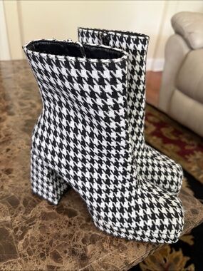 Calling all ‘Bama fans! Houndstooth Ankle Boots - Black & White never worn!